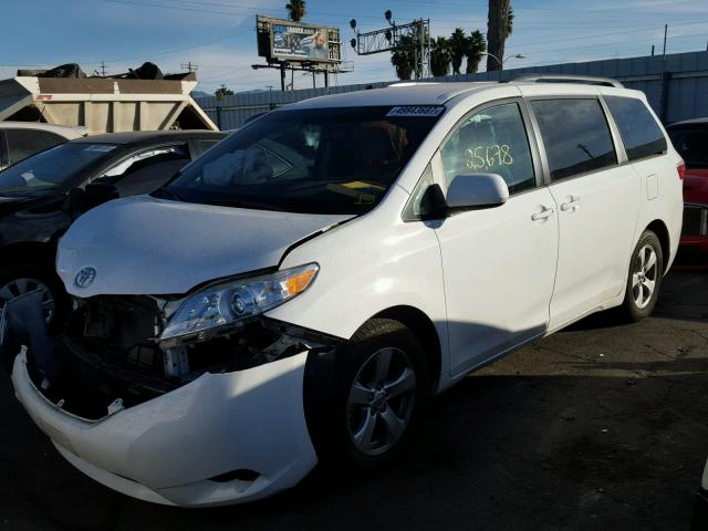 5TDKZ3DC7HS784982 - 2017 TOYOTA SIENNA LE WHITE photo 2