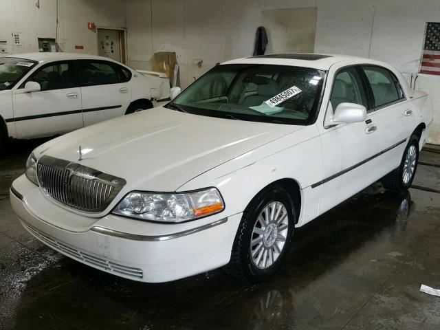 1LNHM82W03Y678546 - 2003 LINCOLN TOWN CAR S WHITE photo 2