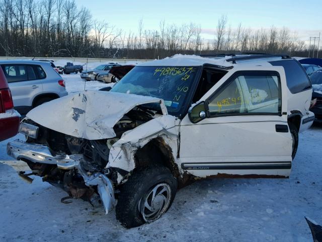 1GNDT13W0X2138786 - 1999 CHEVROLET BLAZER WHITE photo 2