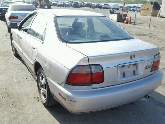 1HGCD5609VA194682 - 1997 HONDA ACCORD SE SILVER photo 3