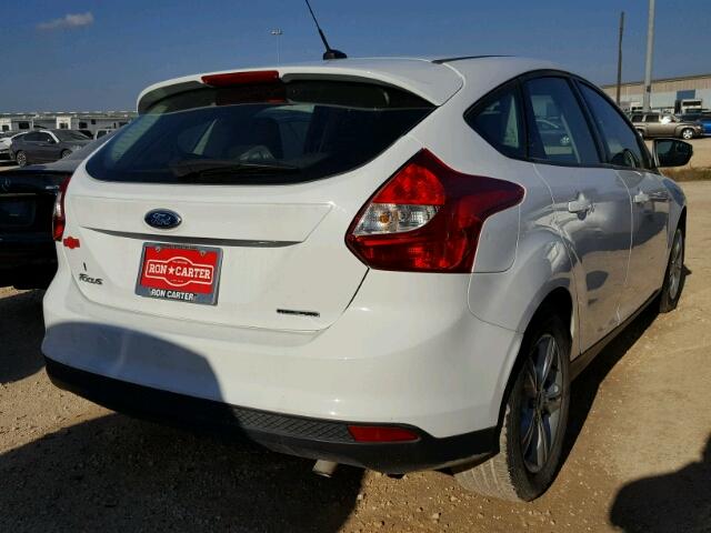 1FADP3K27EL460314 - 2014 FORD FOCUS SE WHITE photo 4