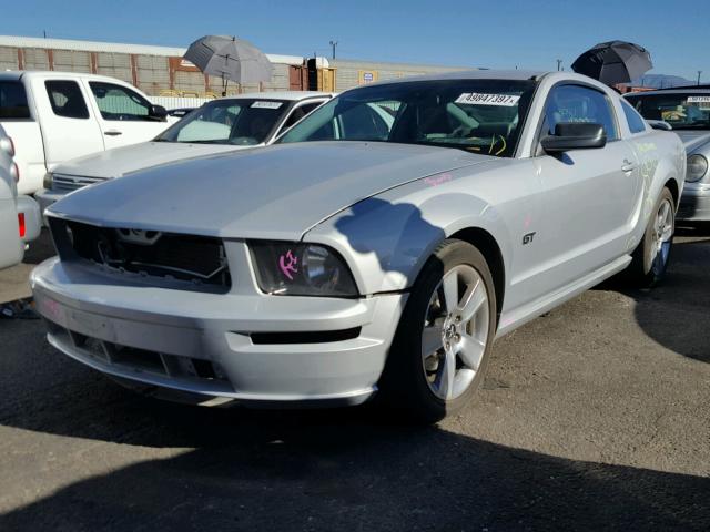 1ZVHT82H865263275 - 2006 FORD MUSTANG GT SILVER photo 2