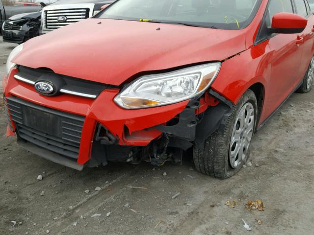 1FAHP3F24CL331813 - 2012 FORD FOCUS SE RED photo 9