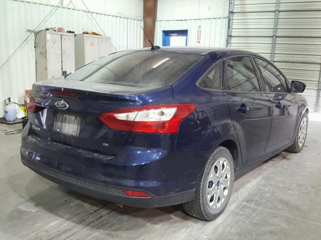 1FAHP3F28CL130092 - 2012 FORD FOCUS SE BLUE photo 4