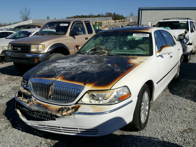 1LNHM81W23Y699884 - 2003 LINCOLN TOWN CAR E WHITE photo 2