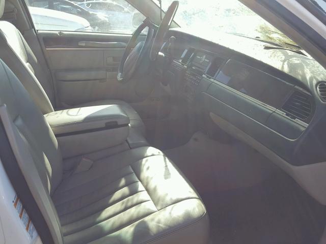 1LNHM81W23Y699884 - 2003 LINCOLN TOWN CAR E WHITE photo 5