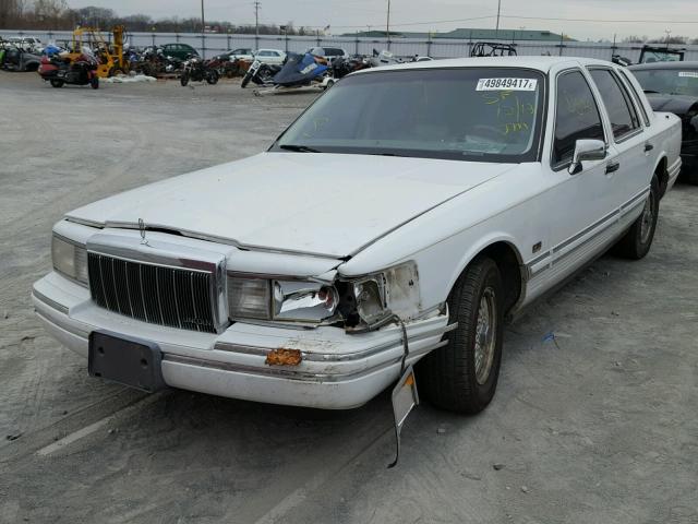 1LNLM82W7NY750369 - 1992 LINCOLN TOWN CAR S WHITE photo 2