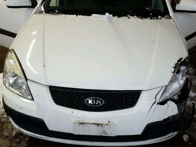 KNADE123586424666 - 2008 KIA RIO BASE WHITE photo 7