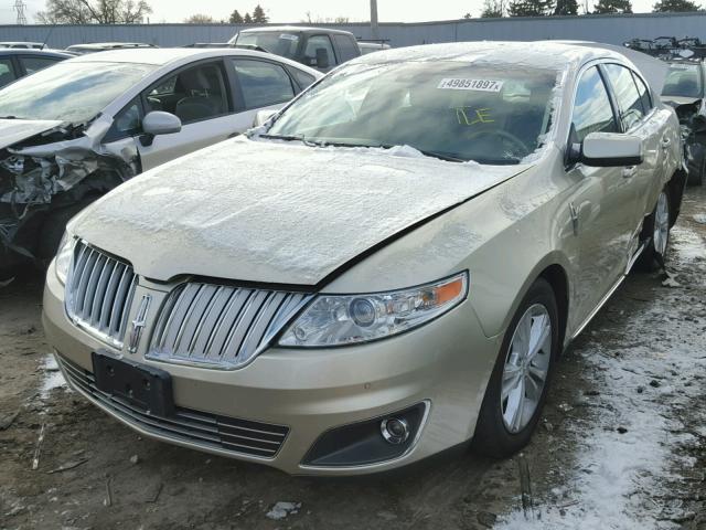 1LNHL9DR2BG602850 - 2011 LINCOLN MKS CREAM photo 2