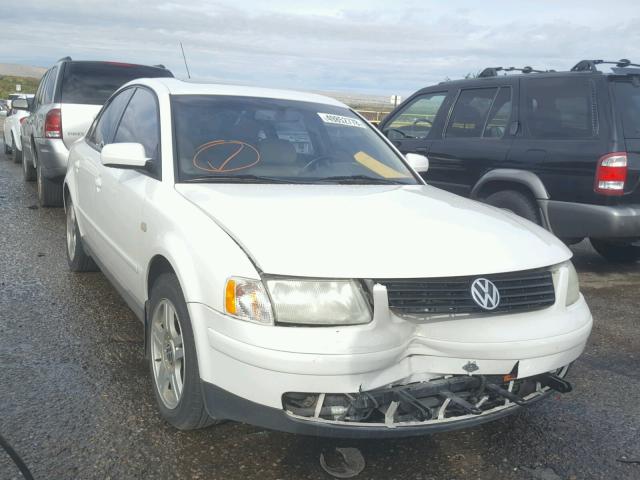 WVWPD23B4YP176516 - 2000 VOLKSWAGEN PASSAT GLX WHITE photo 1