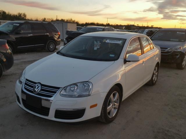 3VWRZ71K58M176697 - 2008 VOLKSWAGEN JETTA SE WHITE photo 2