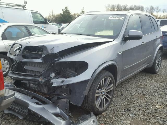 5UXZV4C56D0E06881 - 2013 BMW X5 XDRIVE3 Сұр фото 2