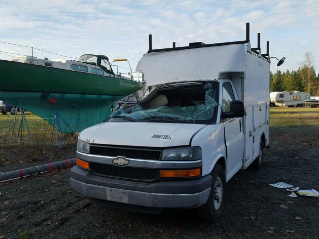 1GBHG31U141149698 - 2004 CHEVROLET EXPRESS G3 WHITE photo 2