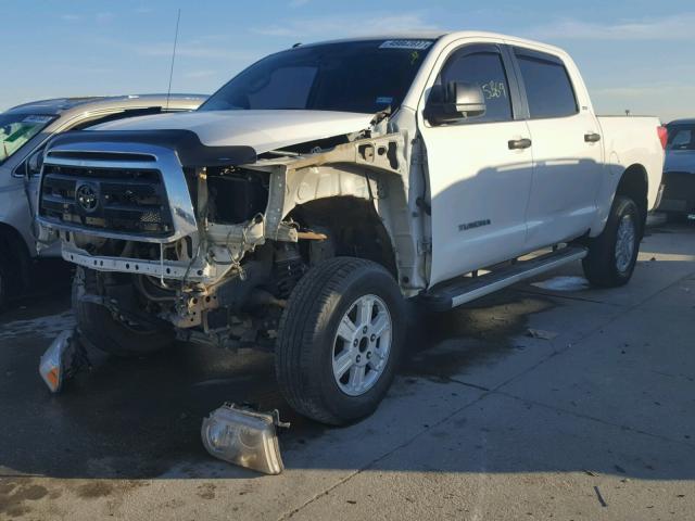 5TFEM5F15CX036544 - 2012 TOYOTA TUNDRA CRE WHITE photo 2