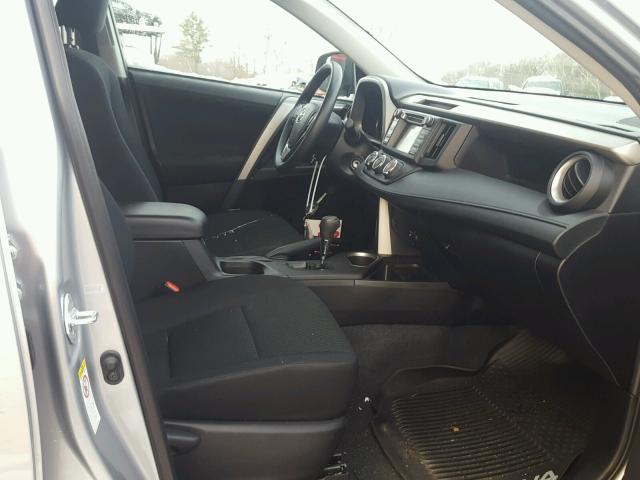 2T3BFREV9HW587502 - 2017 TOYOTA RAV4 LE Gümüş foto 5