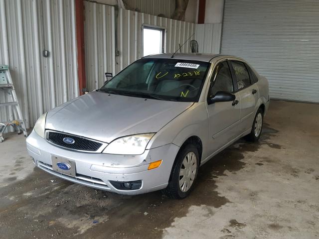1FAFP34NX5W173953 - 2005 FORD FOCUS ZX4 GRAY photo 2