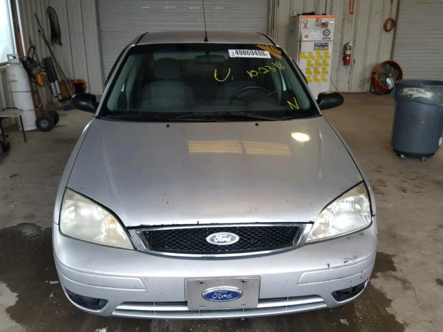 1FAFP34NX5W173953 - 2005 FORD FOCUS ZX4 GRAY photo 9