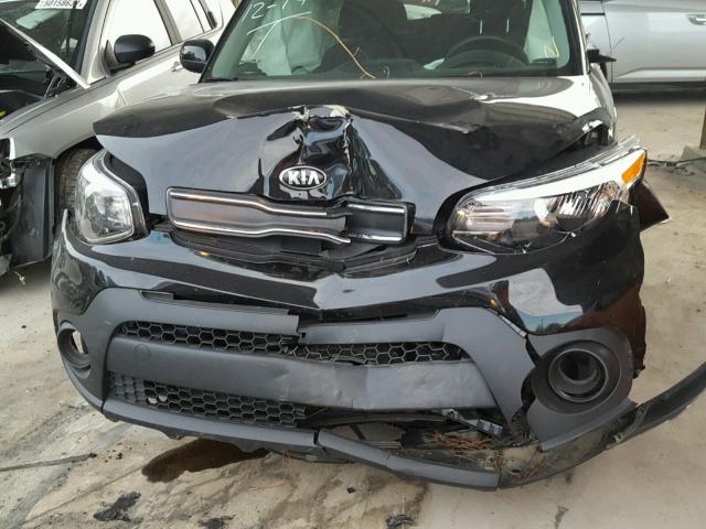 KNDJN2A21H7454245 - 2017 KIA SOUL BLACK photo 10