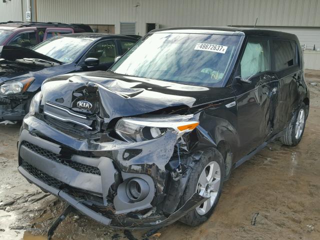 KNDJN2A21H7454245 - 2017 KIA SOUL BLACK photo 2