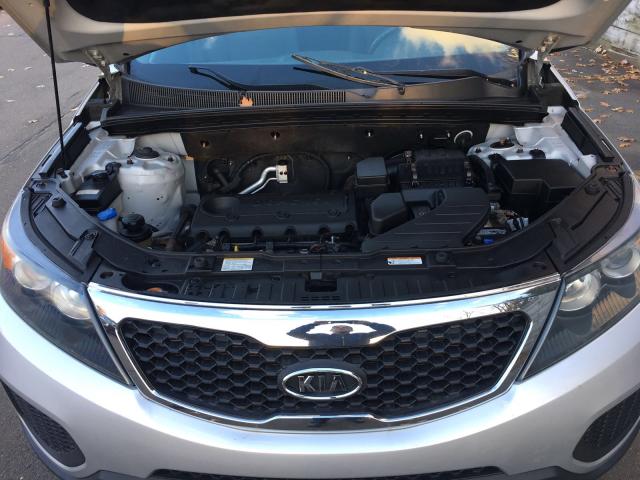 5XYKTCA11BG059614 - 2011 KIA SORENTO BA SILVER photo 8