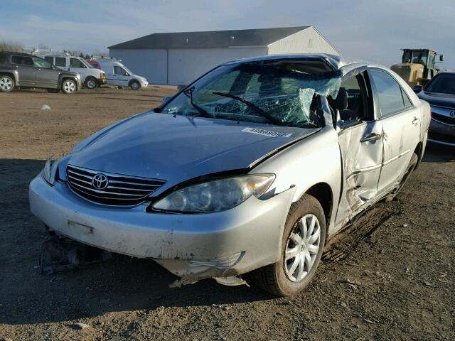 4T1BE32K05U045297 - 2005 TOYOTA CAMRY LE SILVER photo 2