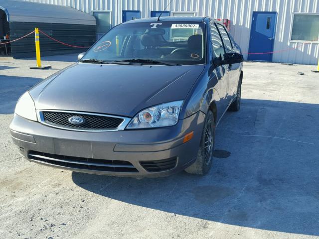 1FAHP34N57W270201 - 2007 FORD FOCUS ZX4 GRAY photo 2