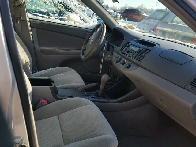 4T1BE32K44U924980 - 2004 TOYOTA CAMRY LE 银色 照片 5