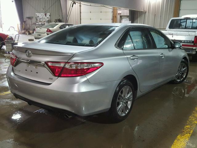 4T1BF1FK5HU337057 - 2017 TOYOTA CAMRY LE ვერცხლისფერი ფოტო 4