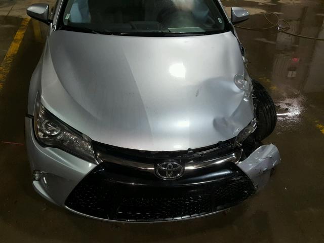 4T1BF1FK5HU337057 - 2017 TOYOTA CAMRY LE ვერცხლისფერი ფოტო 7