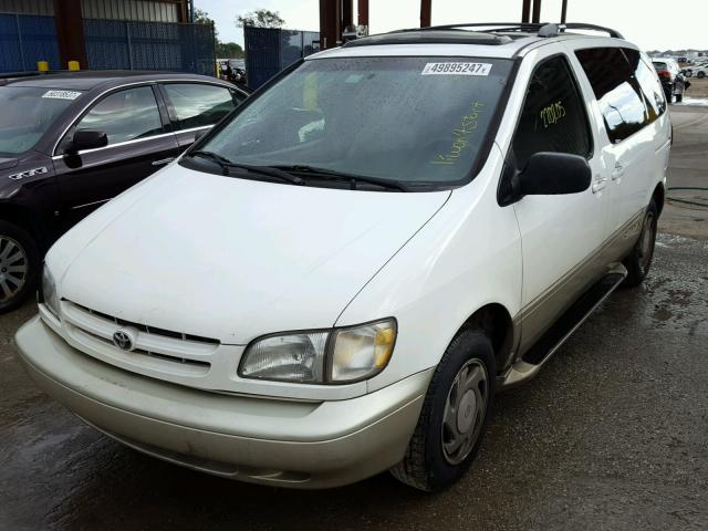 4T3ZF13C6YU276479 - 2000 TOYOTA SIENNA LE WHITE photo 2