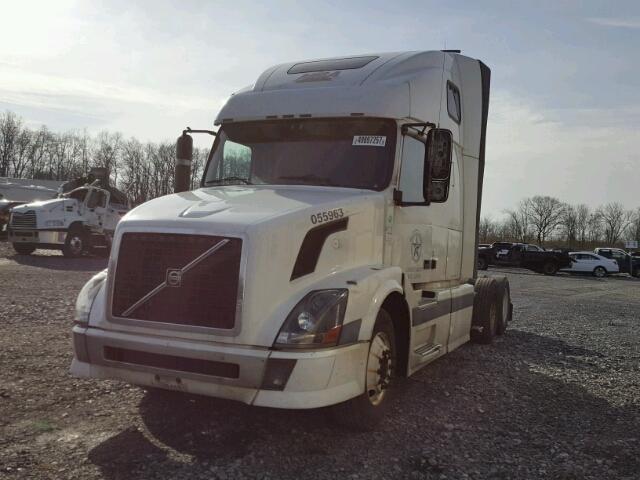 4V4NC9TG85N373781 - 2005 VOLVO VN VNL WHITE photo 2