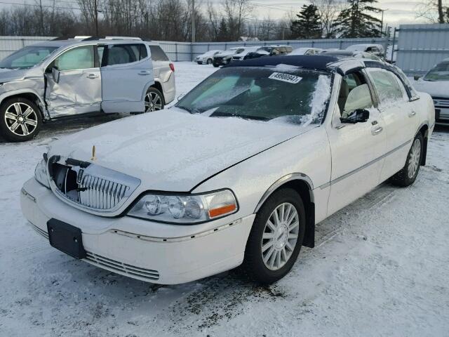 1LNHM81W03Y628165 - 2003 LINCOLN TOWN CAR E WHITE photo 2