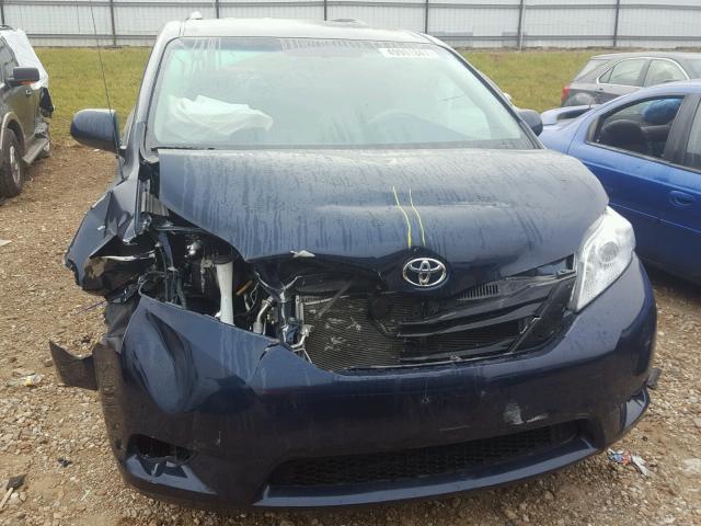 5TDKK3DC9CS274176 - 2012 TOYOTA SIENNA LE BLUE photo 7