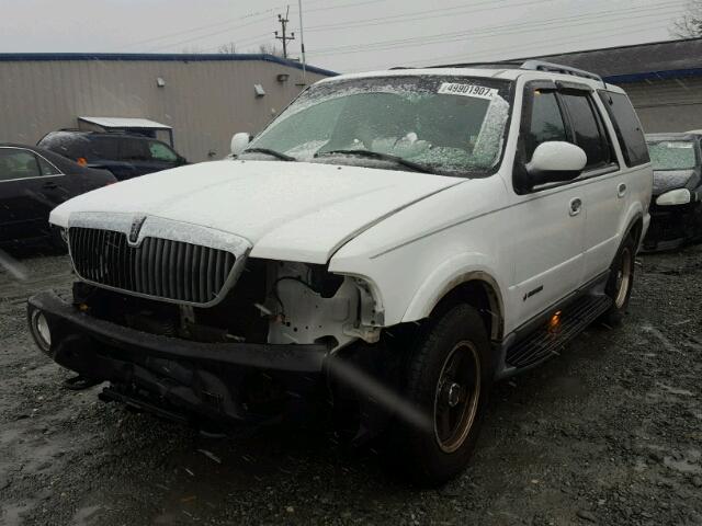 5LMFU28R52LJ16625 - 2002 LINCOLN NAVIGATOR WHITE photo 2