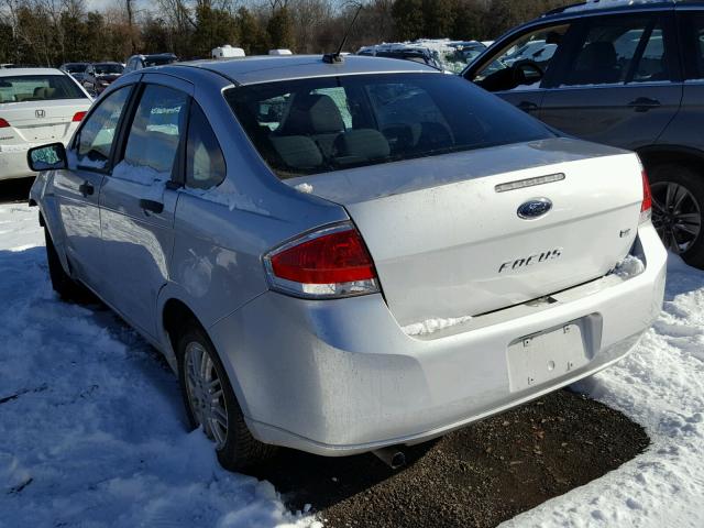 1FAHP3FN9AW229705 - 2010 FORD FOCUS SE SILVER photo 3