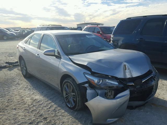 4T1BF1FK4HU364377 - 2017 TOYOTA CAMRY LE 银色 照片 1