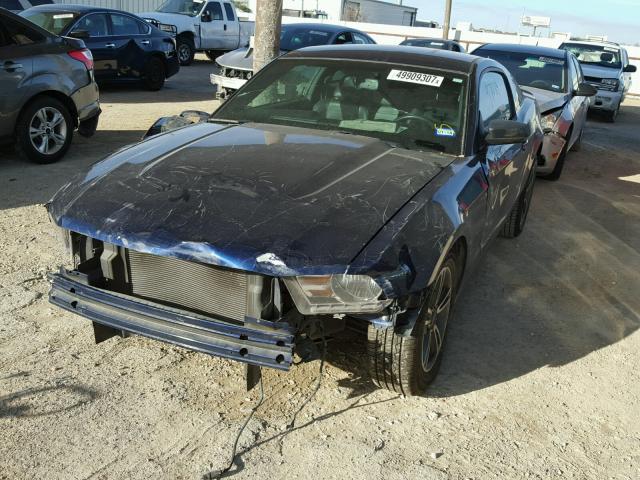 1ZVBP8AM7C5225136 - 2012 FORD MUSTANG BLUE photo 2