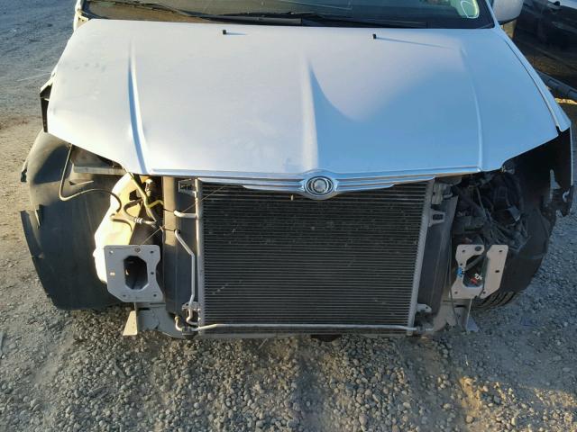 2A8HR54P38R754355 - 2008 CHRYSLER TOWN & COU SILVER photo 9