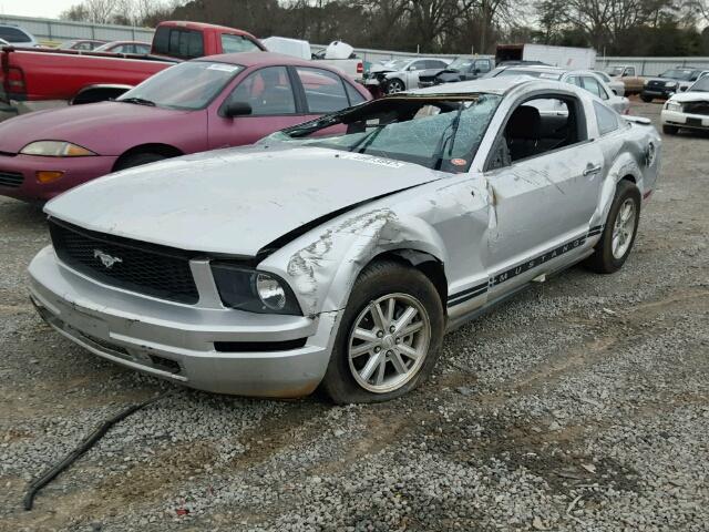 1ZVHT80N385199948 - 2008 FORD MUSTANG SILVER photo 2