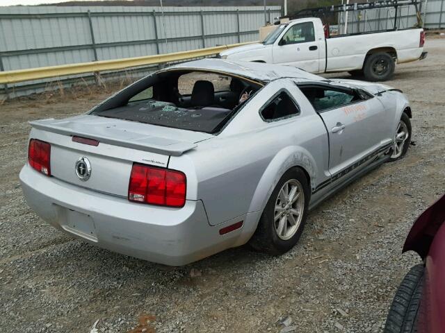 1ZVHT80N385199948 - 2008 FORD MUSTANG SILVER photo 4