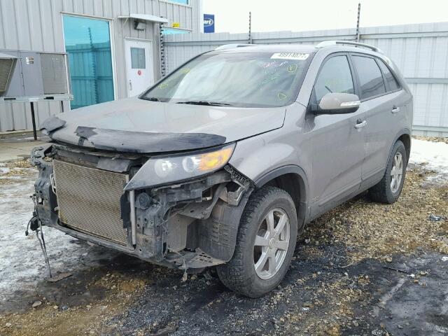 5XYKTDA20BG027347 - 2011 KIA SORENTO BA SILVER photo 2