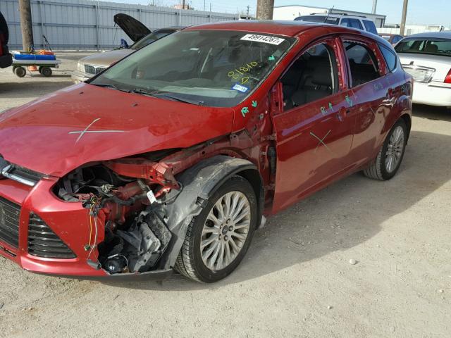 1FAHP3N29CL289754 - 2012 FORD FOCUS TITA RED photo 9