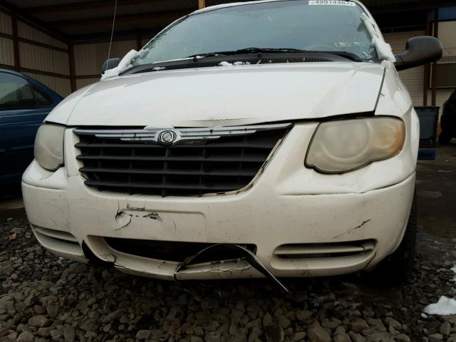 2C4GP54L35R237753 - 2005 CHRYSLER TOWN & COU WHITE photo 9