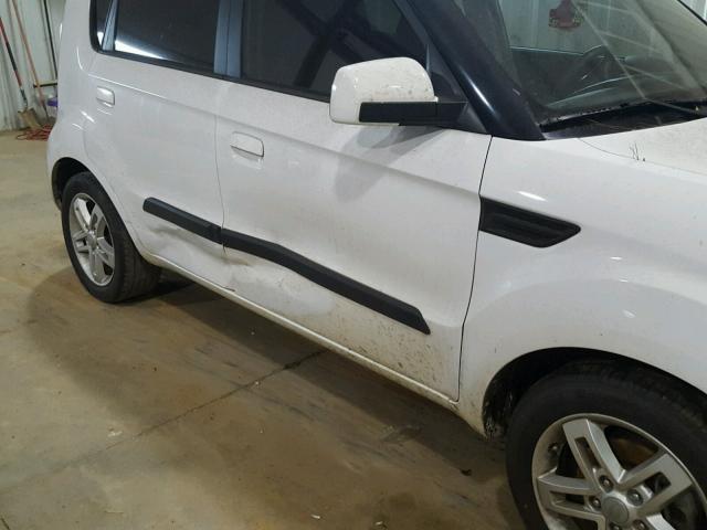 KNDJT2A22A7702451 - 2010 KIA SOUL + SILVER photo 9