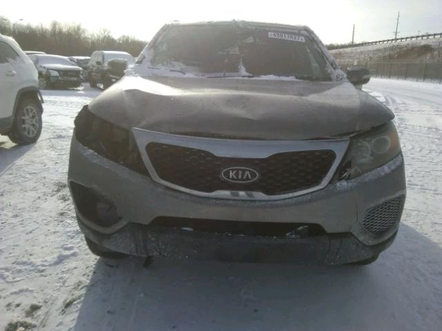 5XYKT3A12BG084117 - 2011 KIA SORENTO BA GRAY photo 9