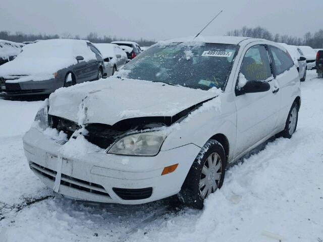 1FAHP31N36W154515 - 2006 FORD FOCUS ZX3 WHITE photo 2