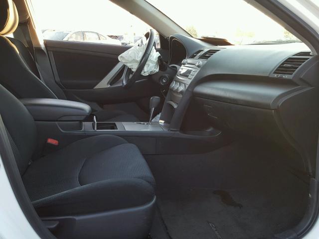 4T1BF3EK9BU636622 - 2011 TOYOTA CAMRY BASE WHITE photo 5