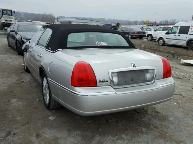 1LNHM82W77Y629995 - 2007 LINCOLN TOWN CAR S SILVER photo 3