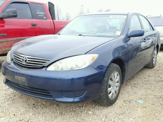 4T1BE30K25U005287 - 2005 TOYOTA CAMRY LE BLUE photo 2