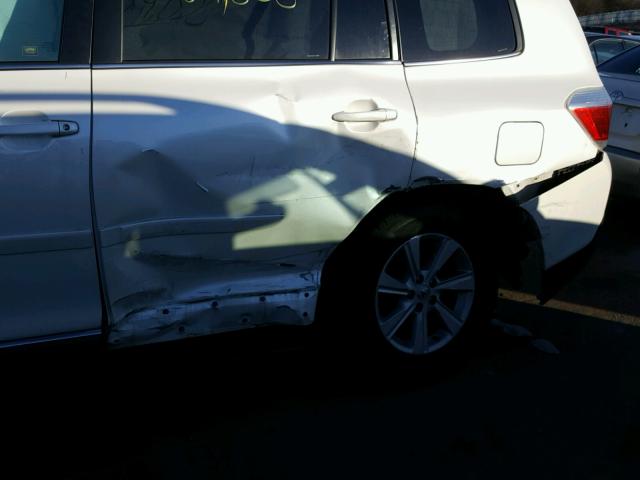 5TDBK3EH8CS135067 - 2012 TOYOTA HIGHLANDER WHITE photo 9